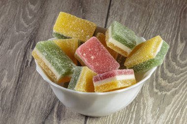 Bir tabakta çok renkli marmelat var. Harika bir tatlıya yakın çekim.