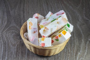 Marmelatlı marşmelov çubukları. Doğu tatlıları.