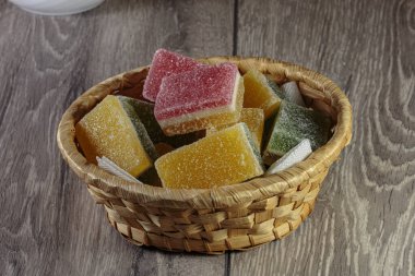 Hasır sepette çok renkli marmelat var. Harika bir tatlıya yakın çekim.