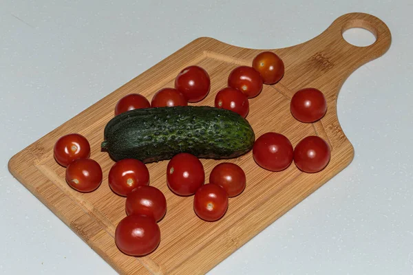 Tomates Cereja Pepino Uma Tábua Redução Pronto Para Comer Comida — Fotografia de Stock