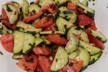 Salatalık ve zeytinyağı ile domatesli lezzetli taze salata. Vejetaryen yemeği. Akdeniz mezeleri..