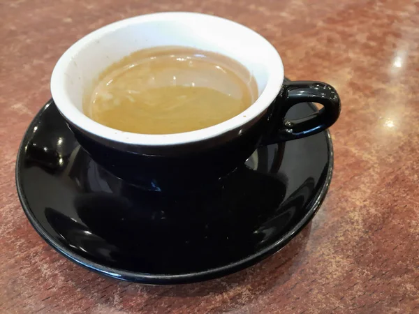 Kaffee Einer Schwarzen Tasse Auf Einem Bistrotisch Wirtschaftsfrühstück — Stockfoto