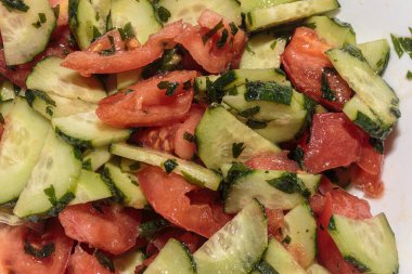 Salatalık ve zeytinyağı ile domatesli lezzetli taze salata. Vejetaryen yemeği. Akdeniz mezeleri..