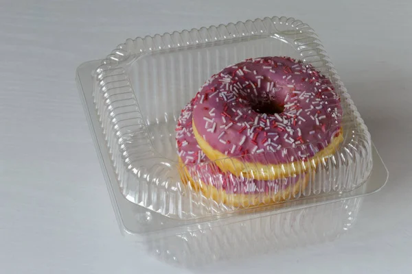 味道浓郁的覆盆子甜甜圈 顶部装饰在一个塑料容器中 准备出售 业务概念 — 图库照片