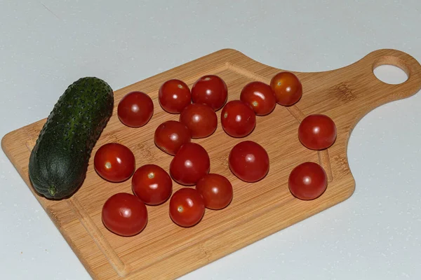 Ντομάτες Και Αγγούρι Ξύλο Κοπής Έτοιμος Για Φαγητό Χορτοφαγικό Φαγητό — Φωτογραφία Αρχείου