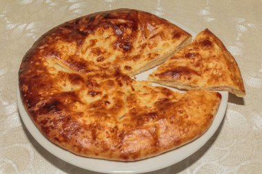 Masadaki taze peynirli pizza, İtalyan geleneksel aperatifi, yüksek açı manzaralı..