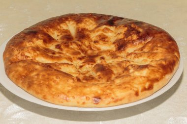 Masadaki taze peynirli pizza, İtalyan geleneksel aperatifi, yüksek açı manzaralı..