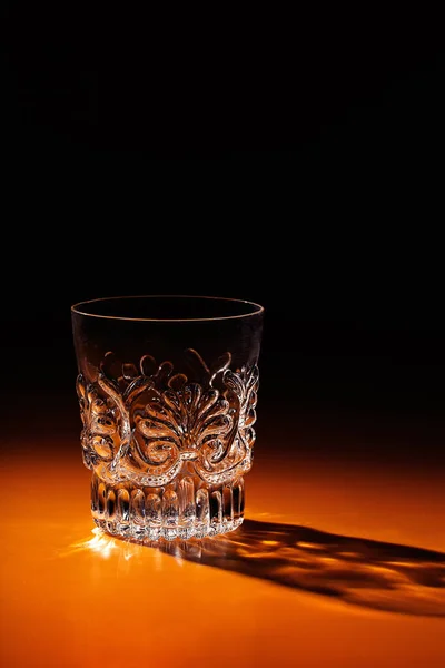 Vidrio Cristal Cortado Vacío Con Sombra Delimitadora Trasera Marcada Fondo — Foto de Stock