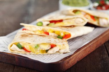 Tavuklu quesadilla, guacamole ve pico de gallo ile tahta üzerinde hayat. Makro görme
