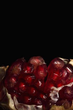  Olgun nar tanelerinin ayrıntıları. Siyah arkaplanda kısmi görüş