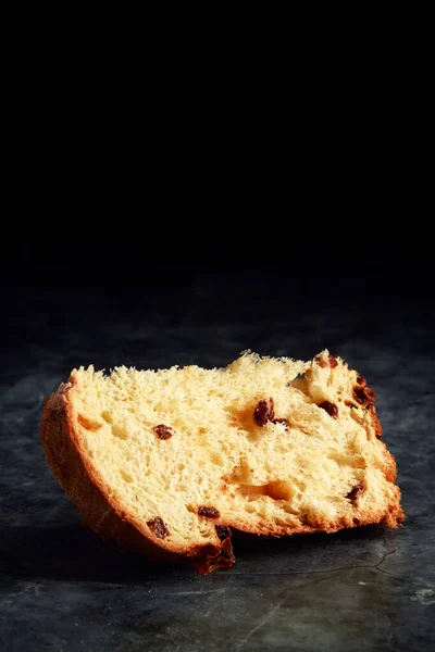 Geïsoleerd Deel Van Kerst Panettone Kerstmis Paasbrood Met Rozijnen Gekonfijte — Stockfoto