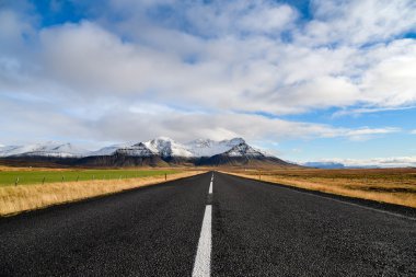 İzlanda'daki erken kışın boş yol
