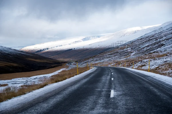 Camino vacío a principios del invierno de Islandia — Foto de Stock