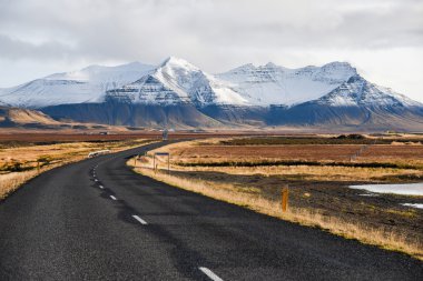 İzlanda'daki erken kışın boş yol