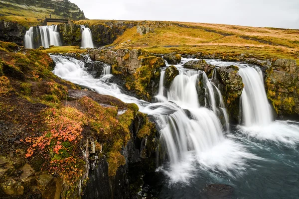 Wodospad w pobliżu droga, naturalny punkt orientacyjny Islandii — Zdjęcie stockowe