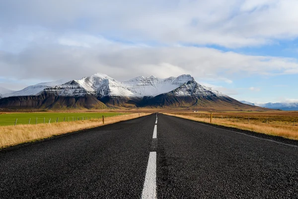 Estrada vazia no início do inverno da Islândia — Fotografia de Stock