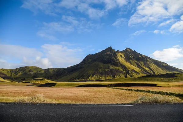 Paisaje de montaña en verano de Islandia — Foto de Stock