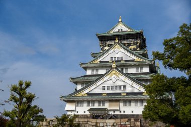Osaka Kalesi mavi gökyüzü ile