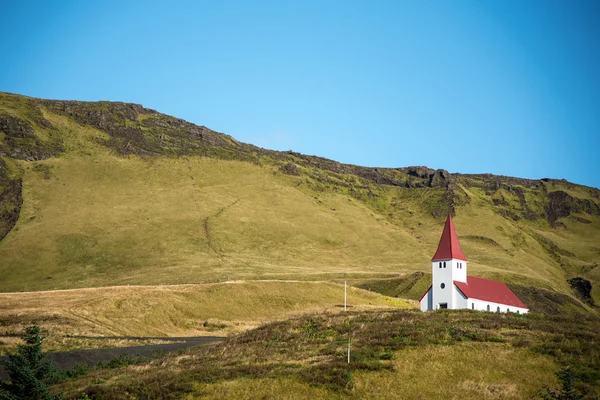 Iglesia en la colina en Vik, al sur de Islandia — Foto de Stock