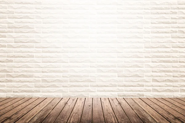 İç odada tuğla duvar ve ahşap zemin var.