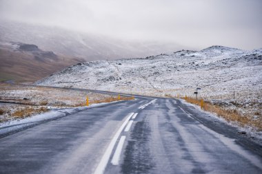 İzlanda'daki erken kışın boş yol