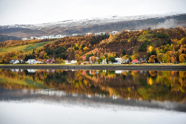 Akureyri en otoño de Islandia — Foto de Stock