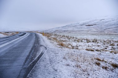 İzlanda'nın kışın boş yol