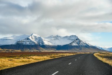 İzlanda'daki erken kışın boş yol