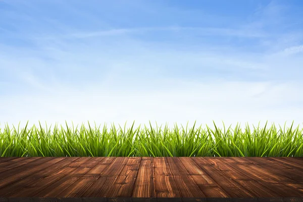 木製の床と空の下で草 — ストック写真