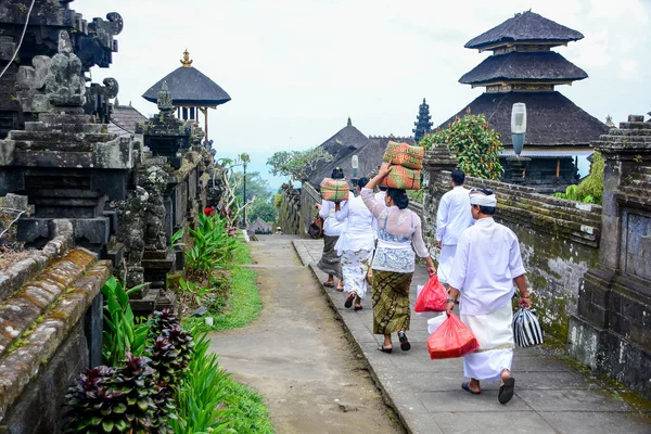 Los balineses caminan en traje tradicional en Pura Besakih — Foto de Stock