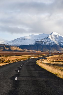 İzlanda'daki erken kışın boş yol