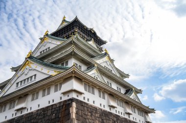 Osaka Kalesi mavi gökyüzü ile