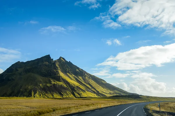 在夏天，冰岛的山地景观 — 图库照片