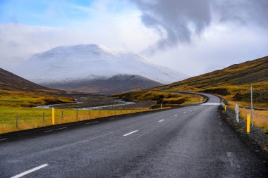 İzlanda'daki erken kışın boş yol