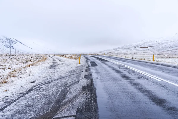 Camino vacío en invierno de Islandia —  Fotos de Stock