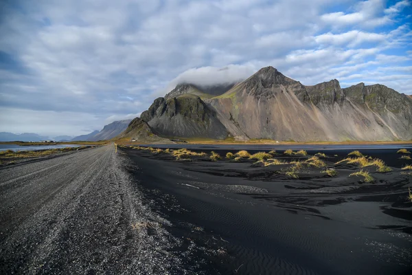 Βουνά και ηφαιστειακή λάβα, άμμο στην Stokksness, Ισλανδία — Φωτογραφία Αρχείου