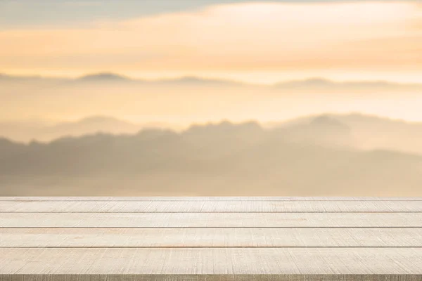 Piano del tavolo in legno su un paesaggio di montagna sfocato — Foto Stock