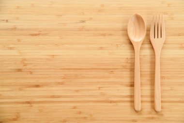 Tahta kaşık ve çatal masaya.