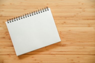 ahşap masa üstünde cilt defter