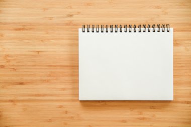 ahşap masa üstünde cilt defter