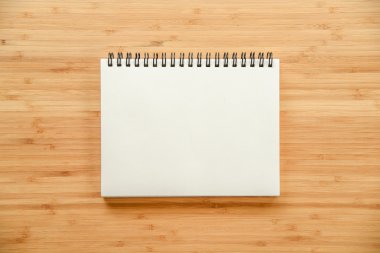 ahşap masa üstünde cilt defter