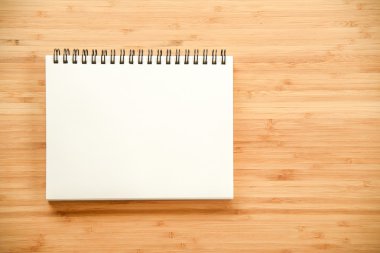 ahşap masa üstünde cilt defter