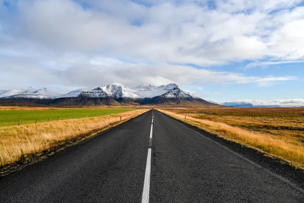 Camino vacío a principios del invierno de Islandia — Foto de Stock