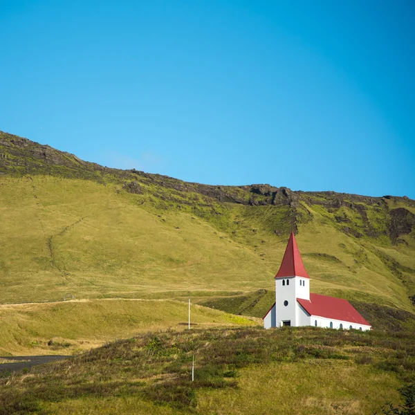 Iglesia en la colina en Vik, al sur de Islandia — Foto de Stock