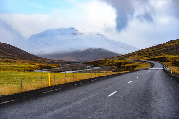 İzlanda'daki erken kışın boş yol