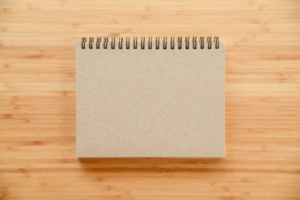 Cuaderno encuadernador sobre mesa de madera —  Fotos de Stock