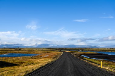 İzlanda'daki erken kışın boş yol