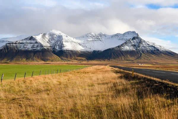 Άδειος δρόμος και χωράφι στις αρχές του χειμώνα της Ισλανδίας — Φωτογραφία Αρχείου