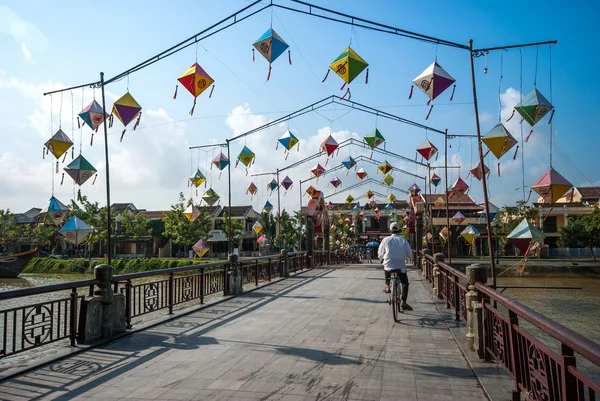 Мост в Хойане, древнем городе Вьетнама — стоковое фото