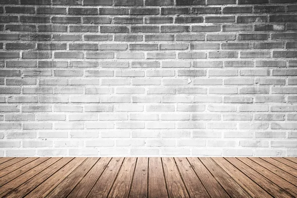 Chambre intérieure avec mur de briques et plancher de bois — Photo